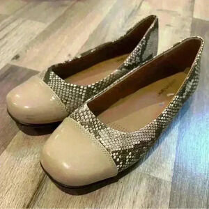 NWOT Reptile print flats size 7 1/2